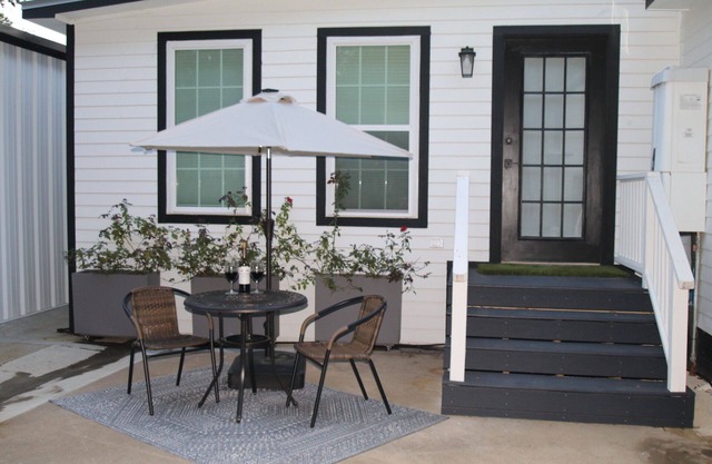 Charming Studio Getaway in the Heart of Historic Columbus