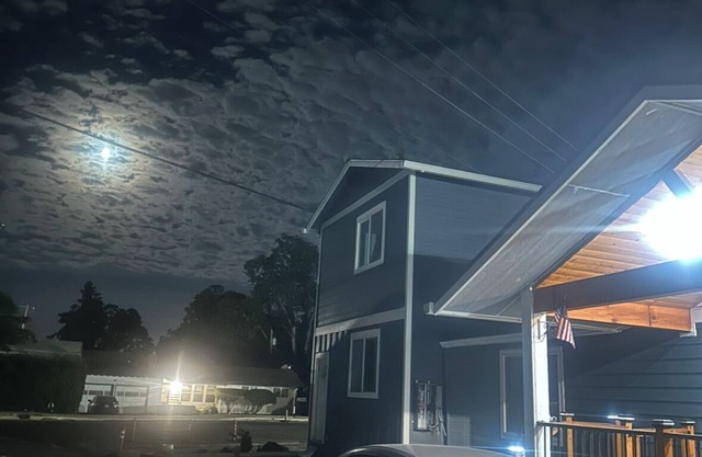 Charming studio in delightful Salem with central heating and cooling.