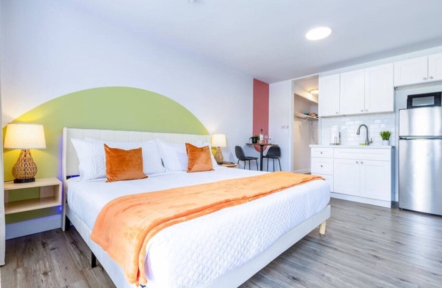 Charming studio in pleasant Fort Lauderdale with WiFi and AC