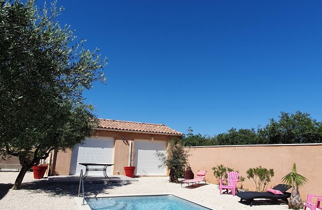 Charming studio with terrace and pool. For two people. Dog accepted.