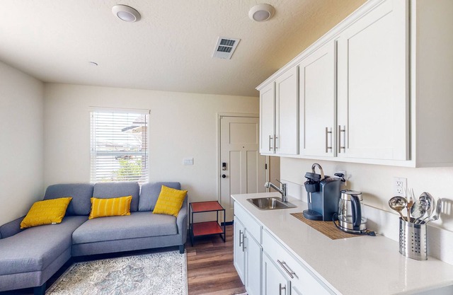 Charming studio with kitchenette near Lake