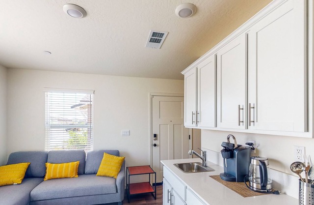 Charming studio with kitchenette near Lake