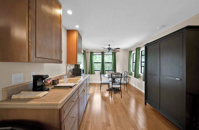 Charming studio with private balcony and jet tub!