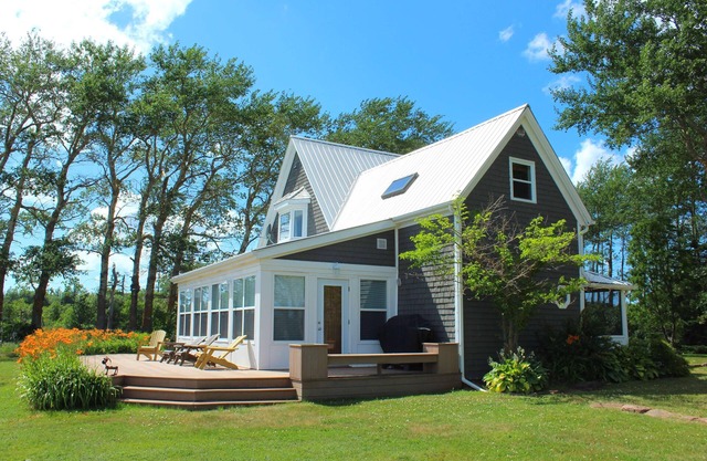 Charming summer home with view of bay-close to Greenwich Beach