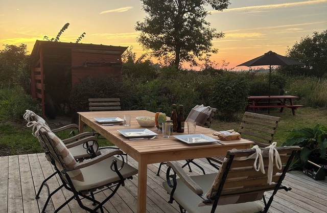 Charming summer house with thatched roof and large garden. Pet friendly!