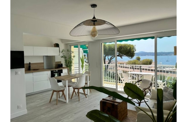 Charming T2, 46m2, central : view, parking, sea 200m away