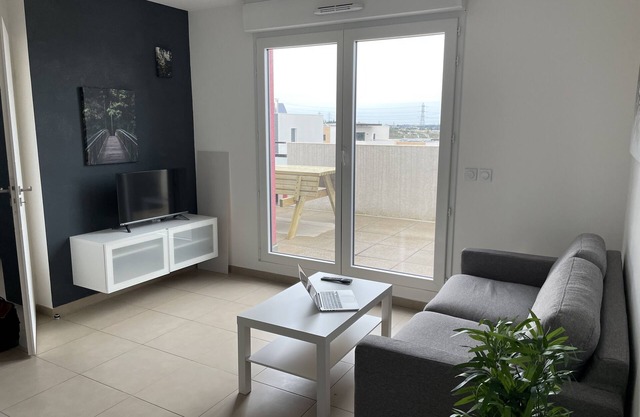 CHARMING T2 WITH LARGE TERRACE IN A QUIET LOCATION