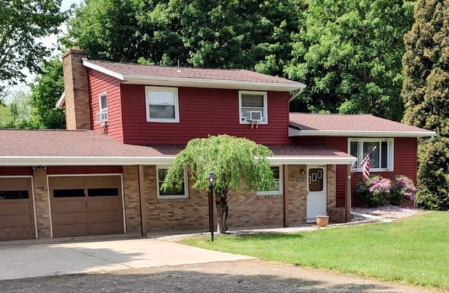 Charming three bedroom home with spacious deck, near Elk Creek