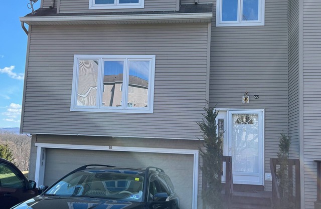 Charming tidy 2-bedroom townhouse on Timber Ridge in Hudson Valley 65min to nyc.
