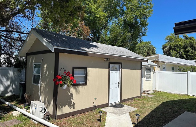 Charming Tiny House-studio with WiFi and AC close to Tampa International Airport