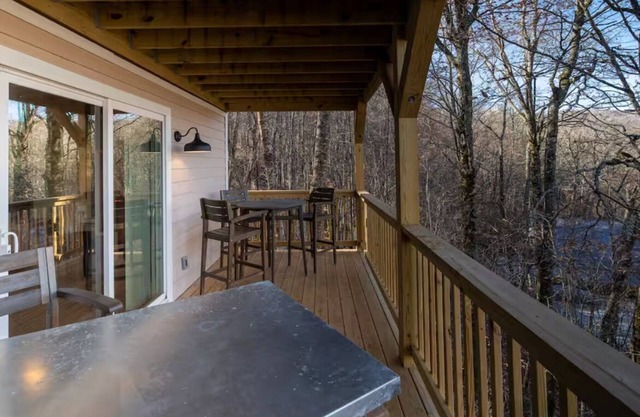 Charming townhome with 2 master suites, WiFi, AC in tranquil Sugar Mountain