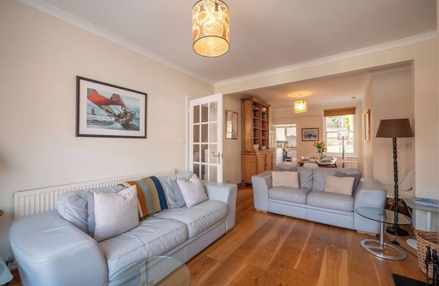 Charming Townhouse in Central Salcombe – Pet Friendly & Parking Included
