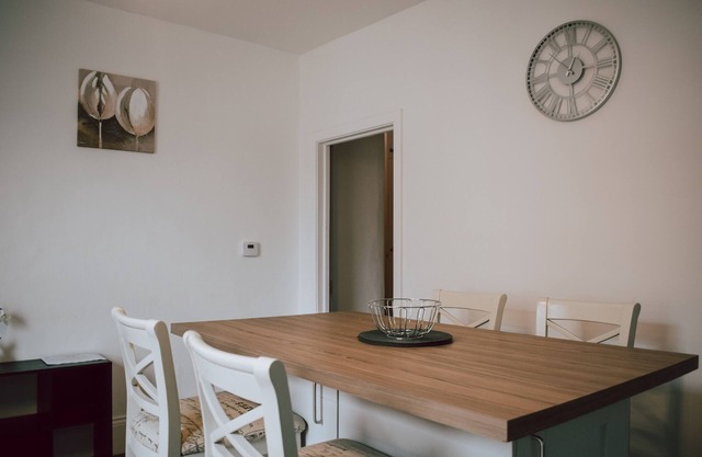 Charming Two Bedroom Apartment in Strawberry Hill