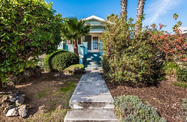 Charming Two Bedroom Bungalow In Silverlake