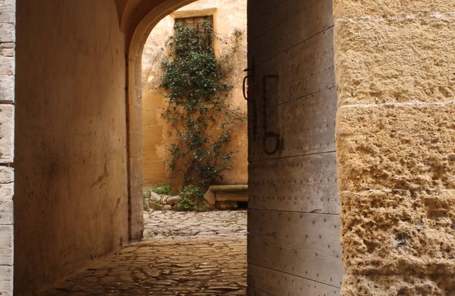 Charming Two Bedroom Apartment In The Heart Of Lourmarin. Great Location