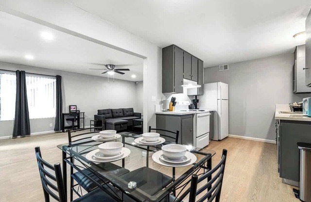 Charming Two Bedroom! Sleeps 6! Close To Strip!