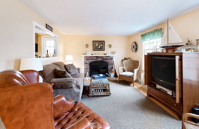 Charming two-story getaway with full kitchen, WiFi, furnished deck & yard