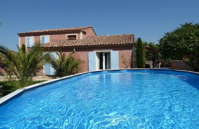CHARMING TYPICAL PROVENCAL VILLA AT THE FOOT OF LUBERON