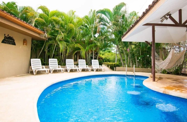 Charming unit that sleeps 4 - with pool - walking distance from Brasilito Beach