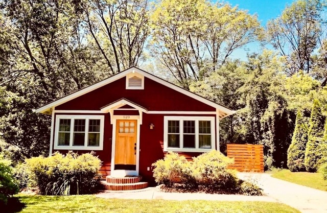 Charming, Updated Cottage On Hillside In Saugatuck