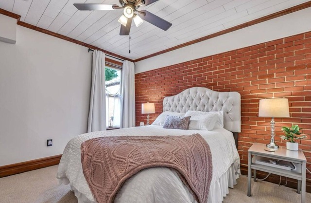 Charming upscale 3-bedroom 2 bath townhome with WiFi, AC in marvelous Lancaster.