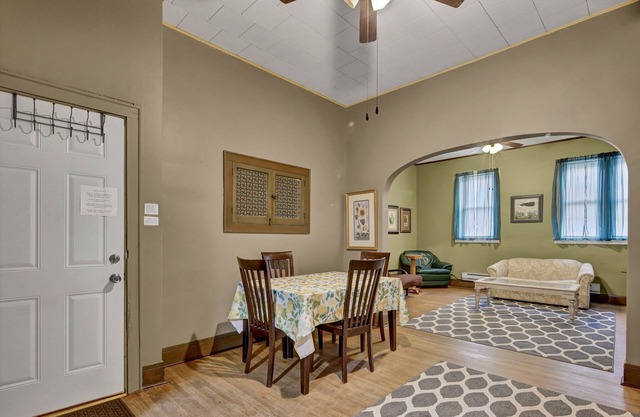 Charming Upstairs Apartment in The Center of Town