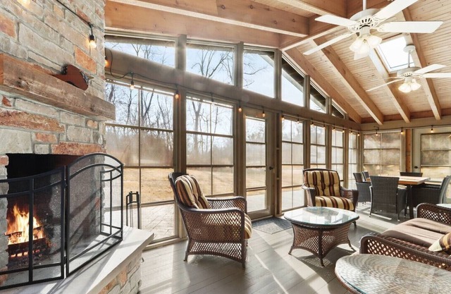 Charming Lake Geneva Getaway 4/2 with Hot Tub