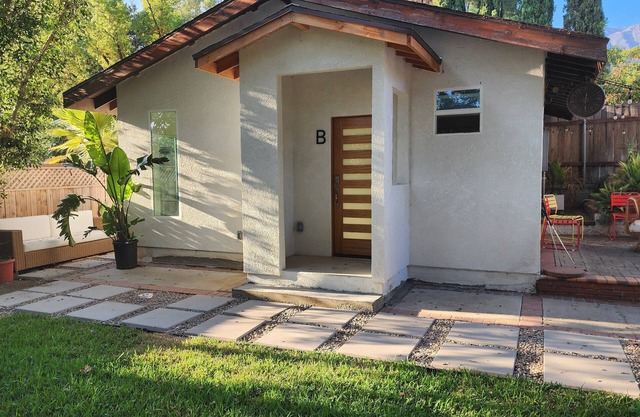 Charming 1-bedroom house in fabulous La Crescenta-Montrose with WiFi, AC