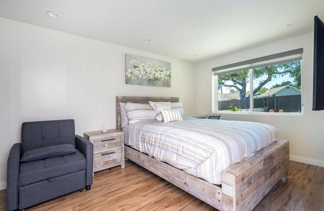 Charming contemporary master suite in La Crescenta-Montrose
