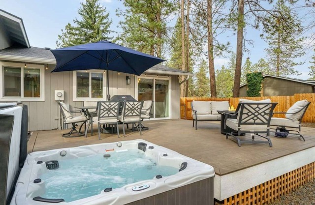 Charming Valley Home I Hot Tub Getaway