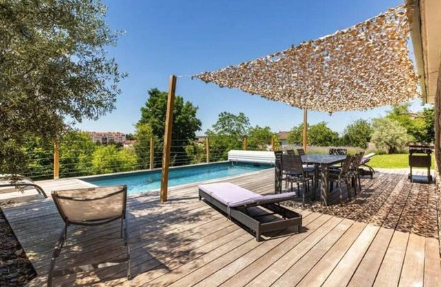"Charming Vichy Getaway with Heated Pool, Terrace & Spacious Garden"