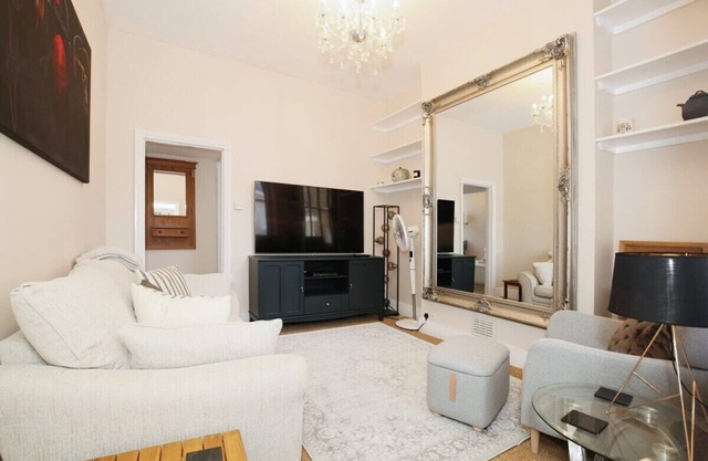 Charming Victorian Apartment in Westminster