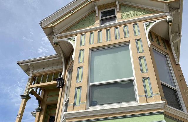 Charming Victorian Cottage Upper Unit 3 Bedroom Near Oakland's San Antonio Park