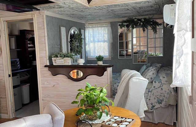 Charming Victorian cottage tinyhouse with WiFi and AC in quaint Girard