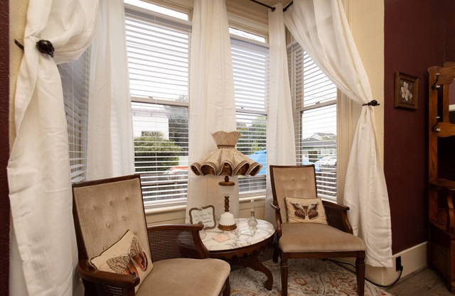 Charming Victorian home. Cal-King & 2 Queens .walk to Old Town and the bay.
