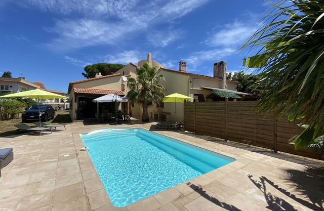 Charming villa 150 m from the sea with heated pool