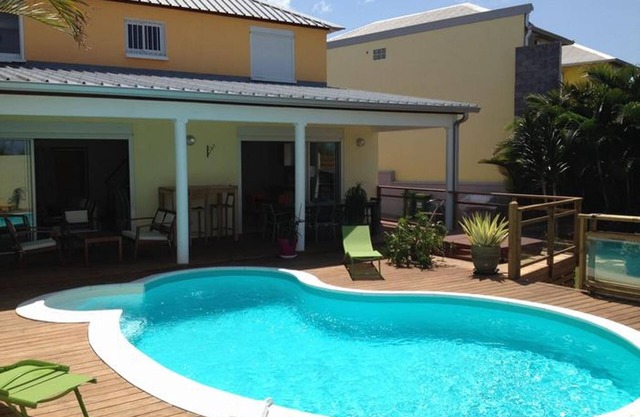 Charming villa with heated pool and jacuzzi (6/7 people).