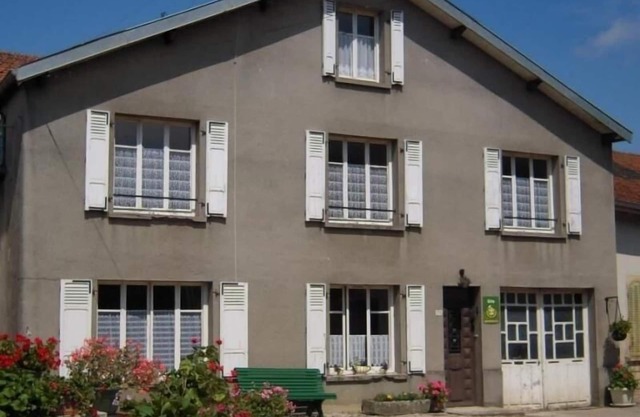 Charming Village Cottage with Historical Sites Nearby, Wi-Fi, and Baby Equipment Provided