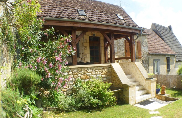 CHARMING VILLAGE HOUSE & ENCLOSED GARDEN SET IN A MEDIEVAL VILLAGE CLOSE SARLAT