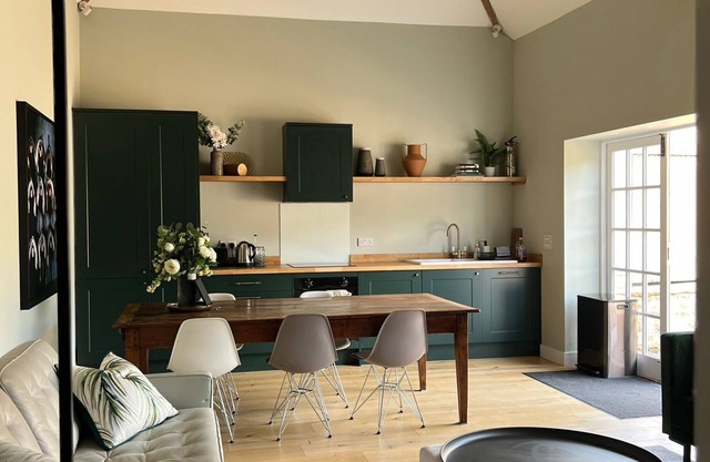 Charming Vineyard Guesthouse - Scenic Views & Wine