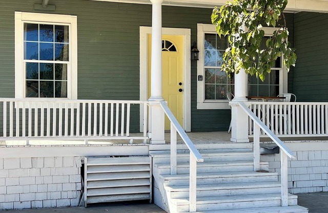 Charming Vintage 1-bedroom apartment with WiFi, AC in lovely Porterville