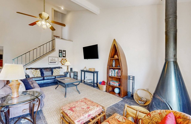 Charming Waterfront Townhouse at Horseshoe Bay w/Patio