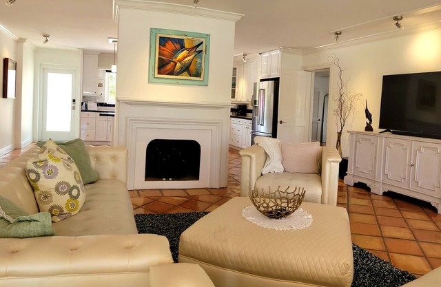Charming waterfront house with 3-bedrooms, 3-full bathrooms and pool