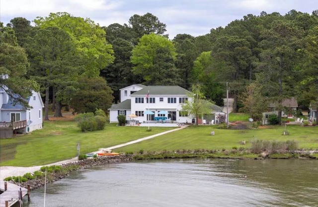 Charming, waterfront 3-bedroom house in lovely Cambridge with AC, WiFi