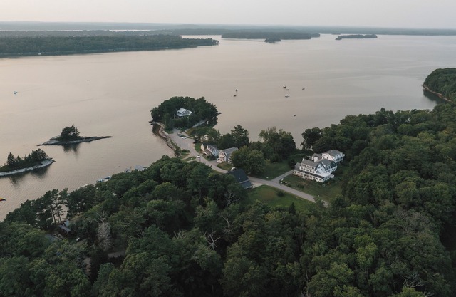 Charming waterfront 9-bedroom historic estate in Harpswell