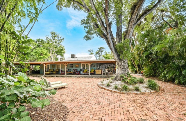 Charming Waterfront Bungalow - only 2 miles to Olde Naples!