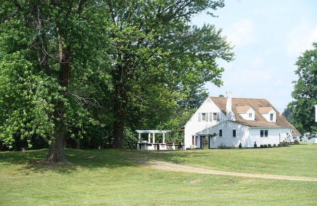 Charming Waterfront Cottage with Private Dock. Close to Annapolis & USNA