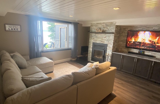Charming waterside retreat located on Bob's Lake with games room!