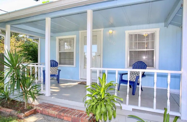 Charming Winter Park Fully Furnished & Pet Friendly Farmhouse Bungalow