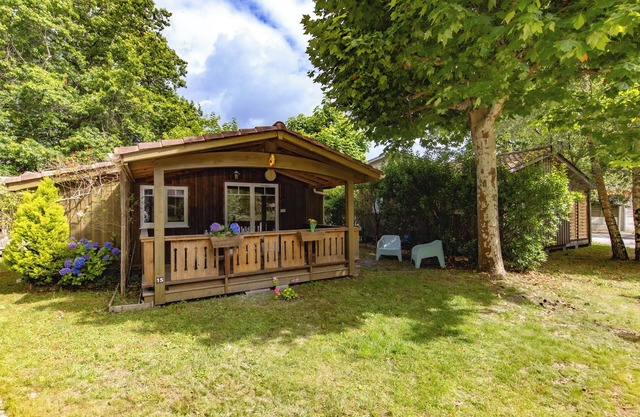 Charming Wooden Chalet 900m from the Beach with Shared Pool and Air Conditioning